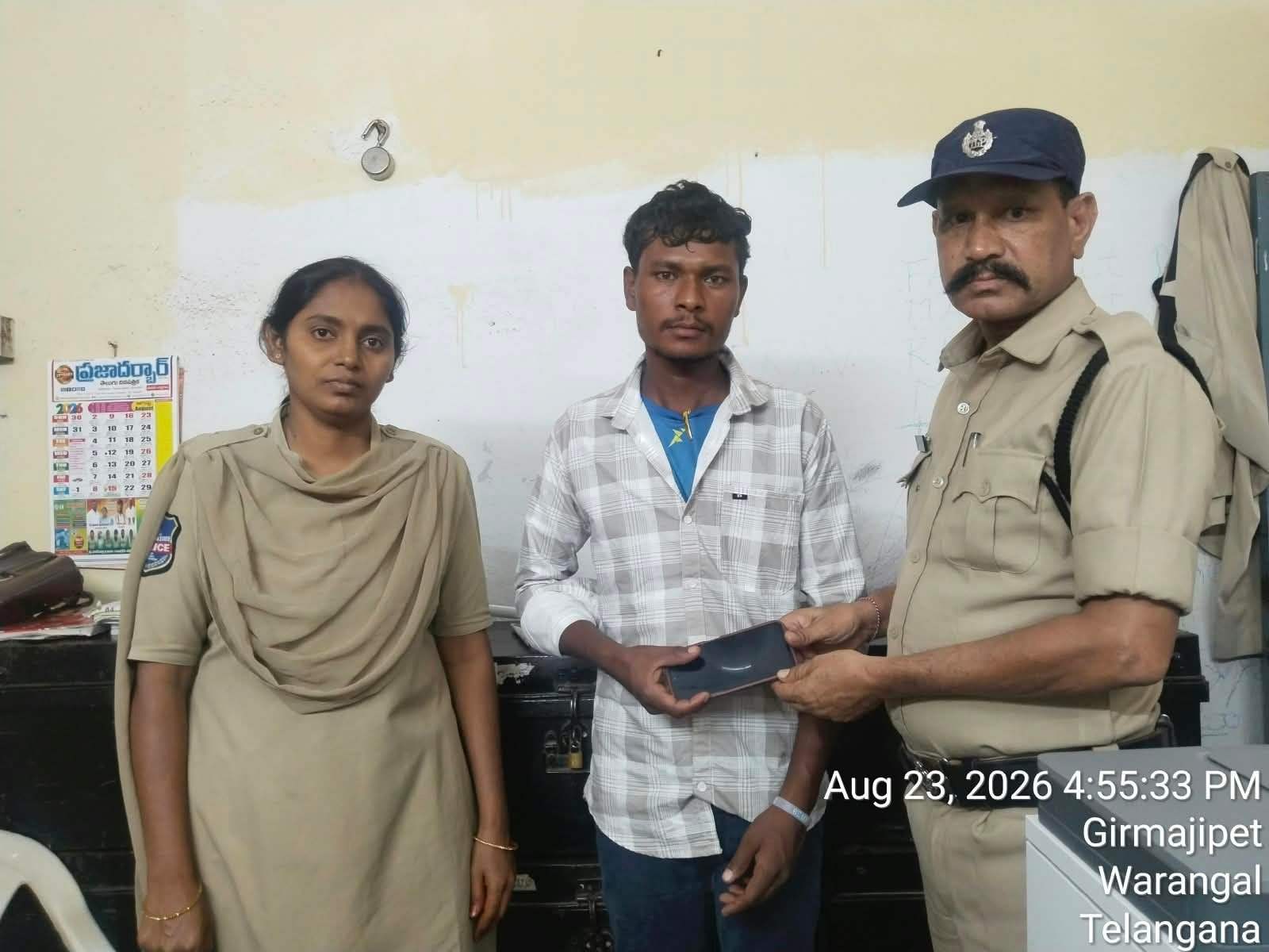 రైల్వే ప్లాట్‌ఫాంపై దొరికిన మొబైల్‌ను యజమానికి అప్పగించిన GRP, RPF పోలీసులు